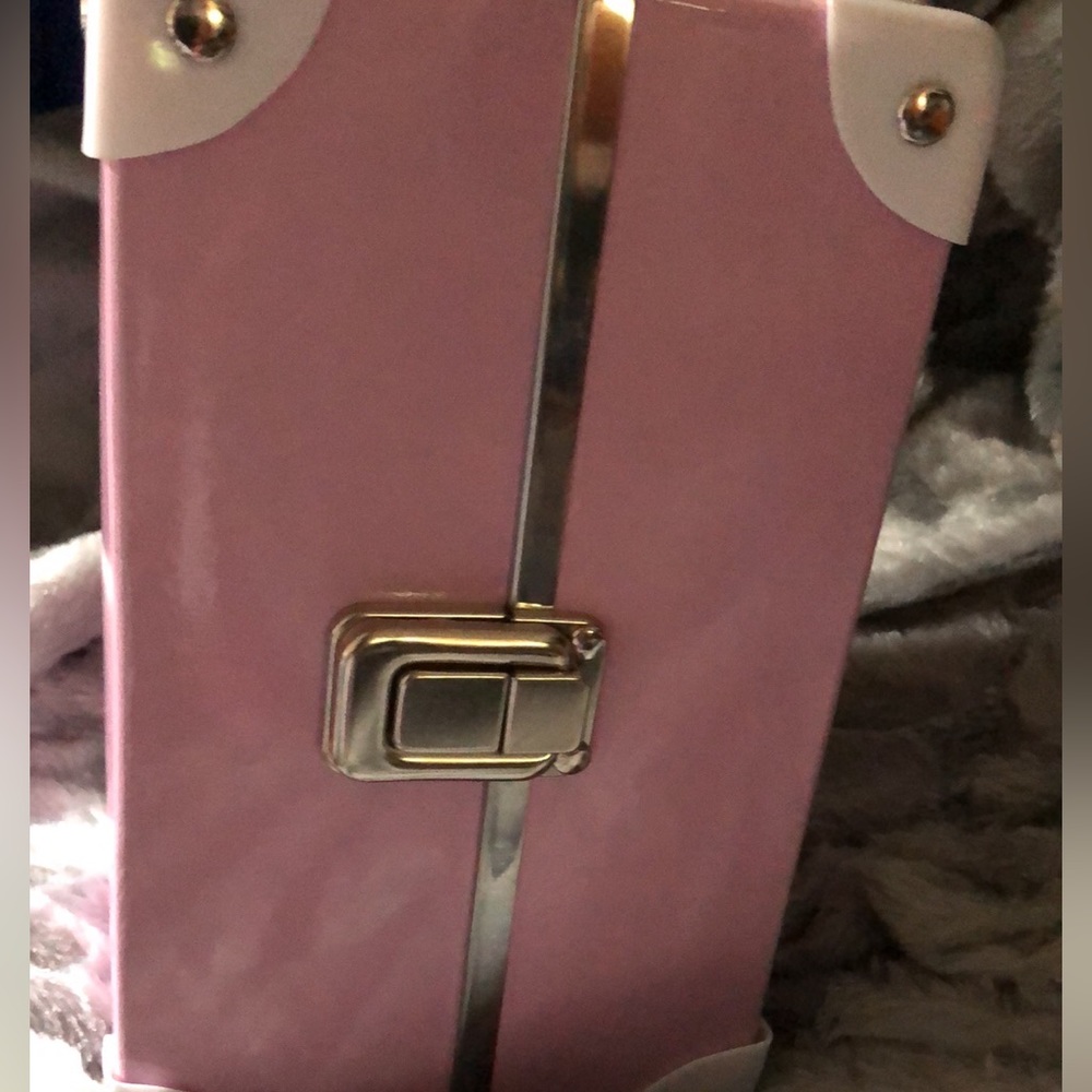 Doll with 8 Outfits and Pink Trunk - Picture 5 of 5